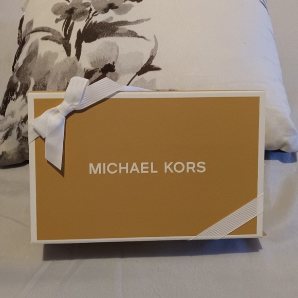 Michael Kors Jet Set Large Logo Quarter Zip Wallet - Picture 8 of 10